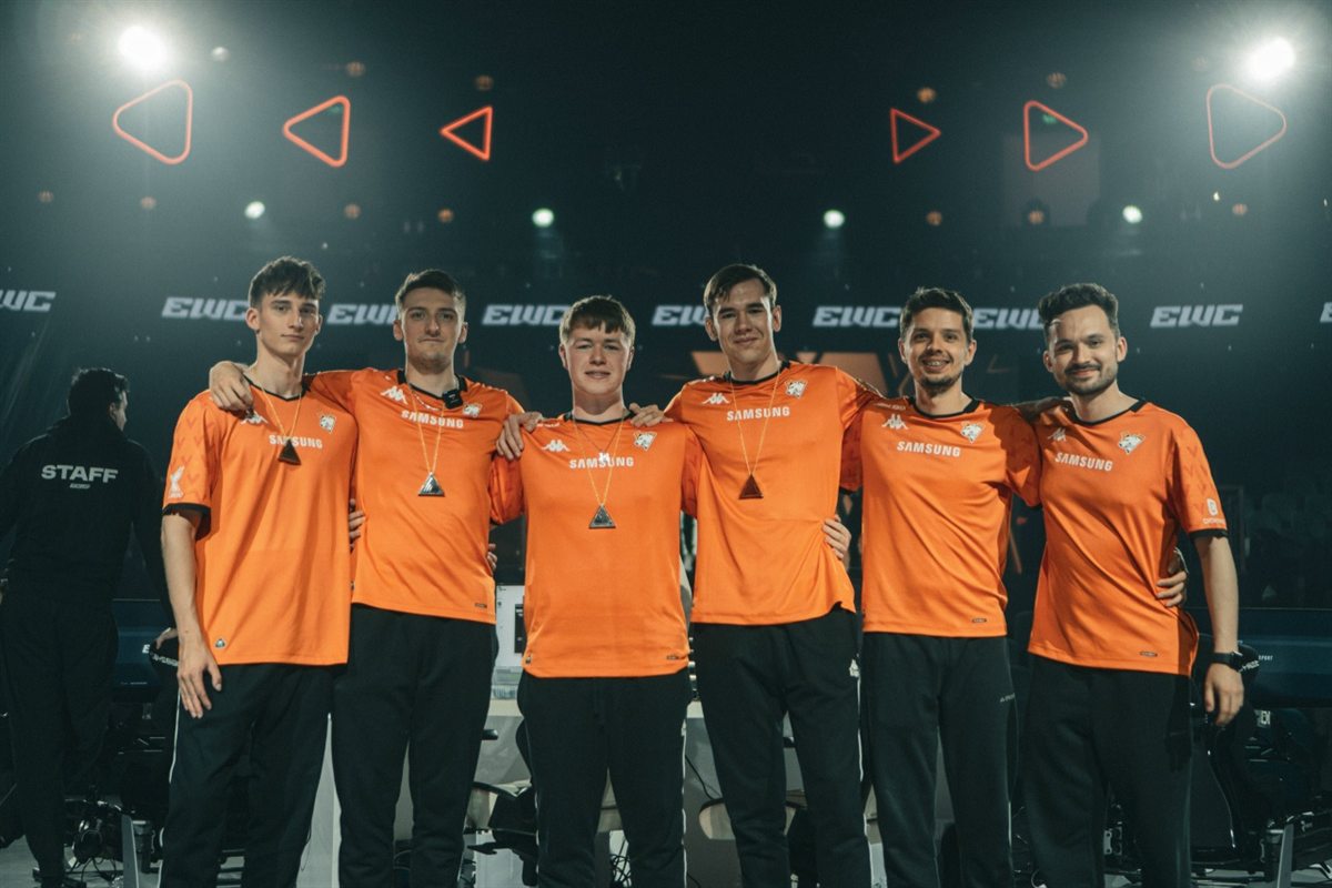 Команда Virtus.pro на сцене Esports World Cup